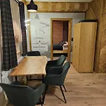 Skupniowy Uplaz מלון דירות מורזאסיחלה